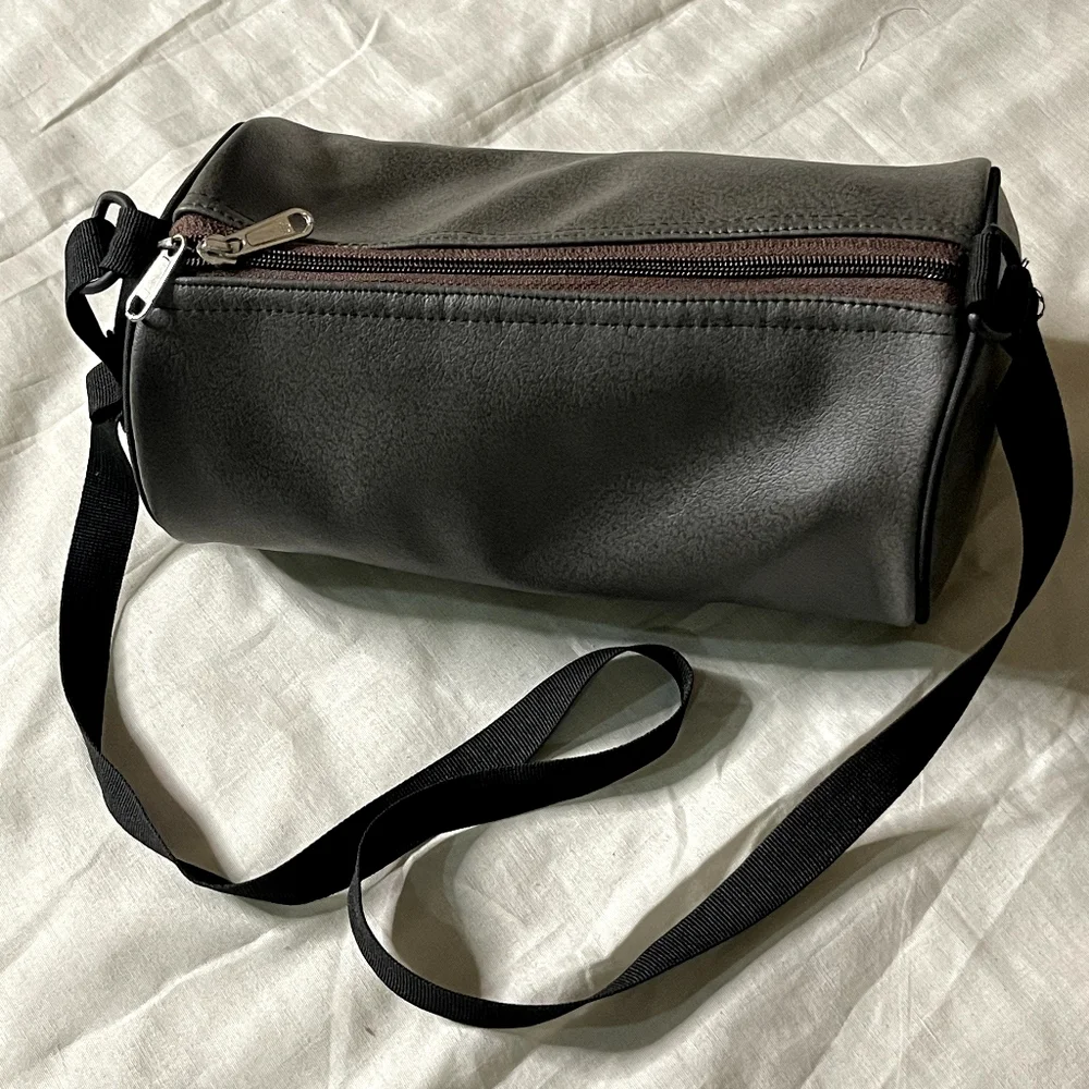 Soft leather cylinder sling bag light weight - Picture 8 of 9